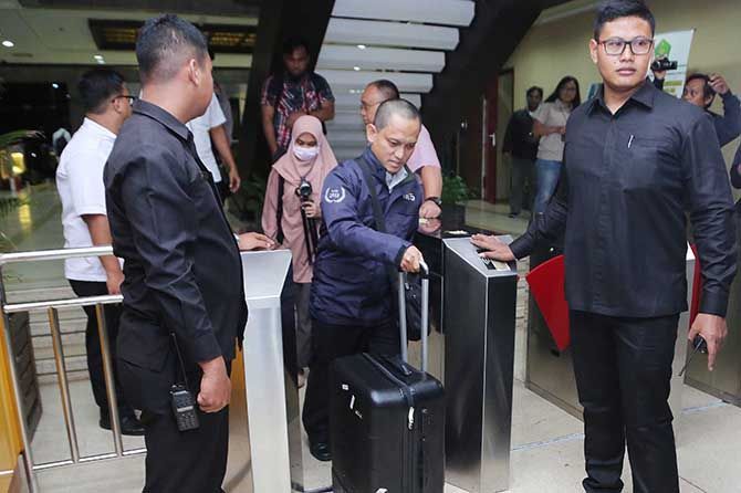Usai Geledah Ruang Kerja Menteri Agama, Penyidik KPK Bawa Dua Koper